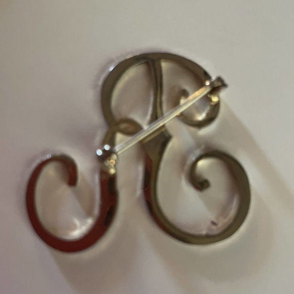 Vintage Silver Tone Initial Brooch Pin "R" 1.5 Inches Excellent Condition - Picture 4 of 4